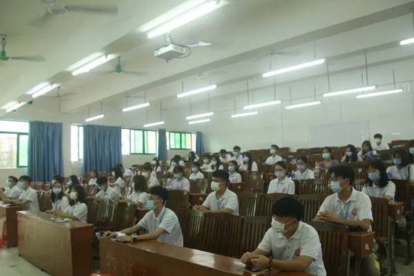 圖片包含 室內(nèi), 天花板, 桌子, 人

描述已自動生成