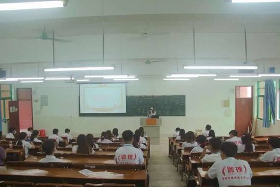 圖片包含 室內(nèi), 天花板, 場景, 桌子

描述已自動生成